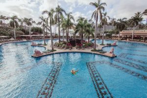 Une belle piscine avec un bar aquatique pour siroter des cocktails.
